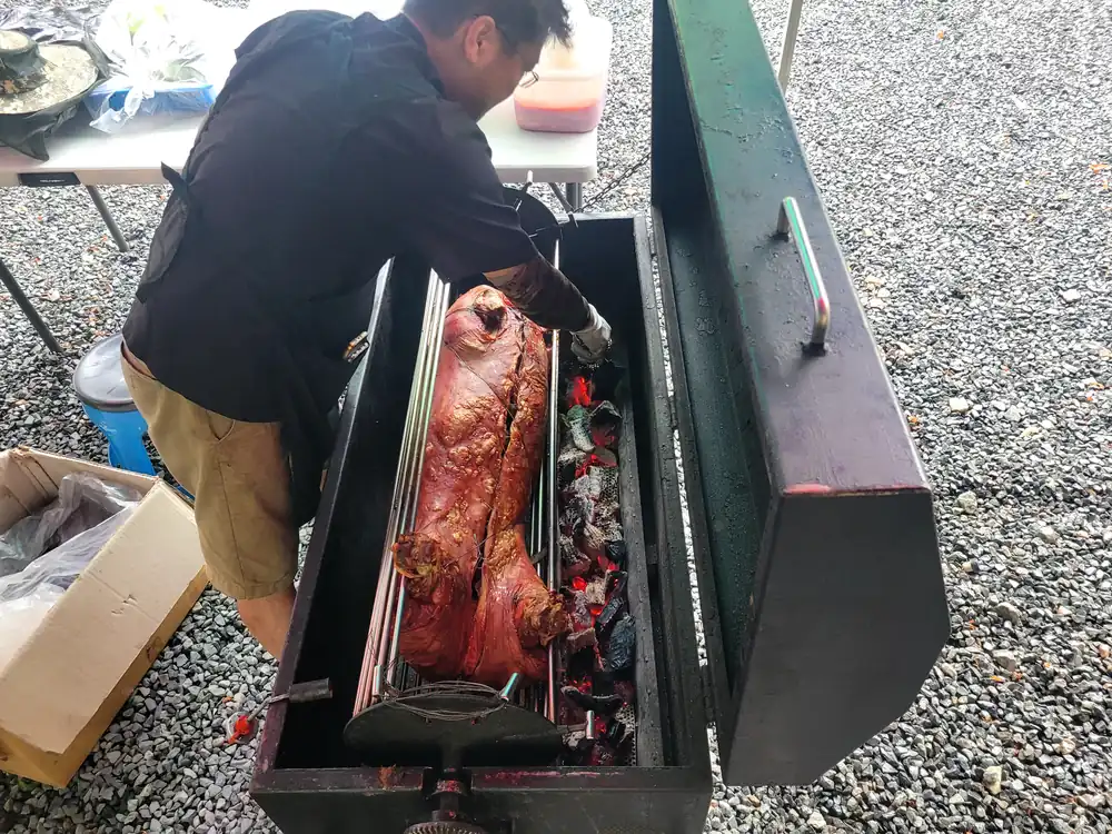 단체 식사를 위해 고기를 굽는 바비큐 그릴