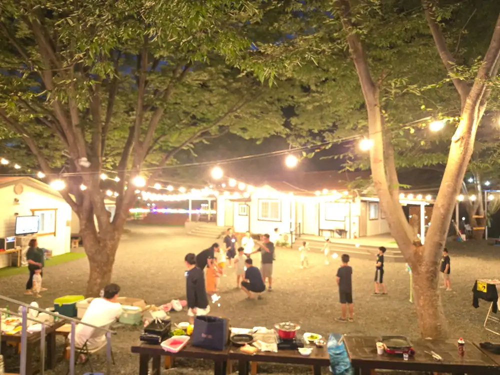 지붕 아래 조리와 식사가 가능한 평상 공간