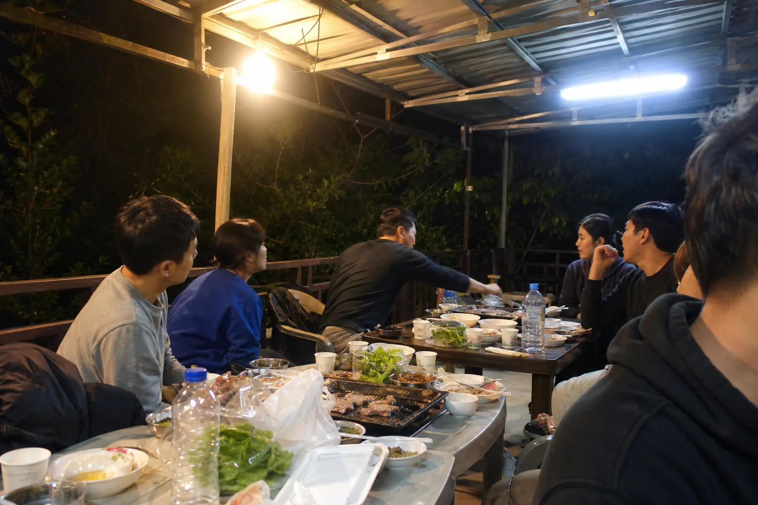 MT 참가자들이 야외 식탁에서 저녁을 나누는 모습