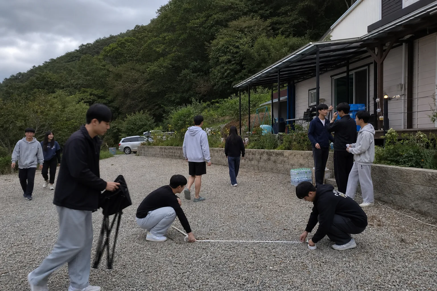 MT 참가자들이 마당에서 야외 프로그램을 준비하는 모습
