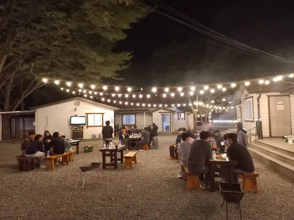단체가 저녁 바비큐와 친목 행사를 진행하는 모습