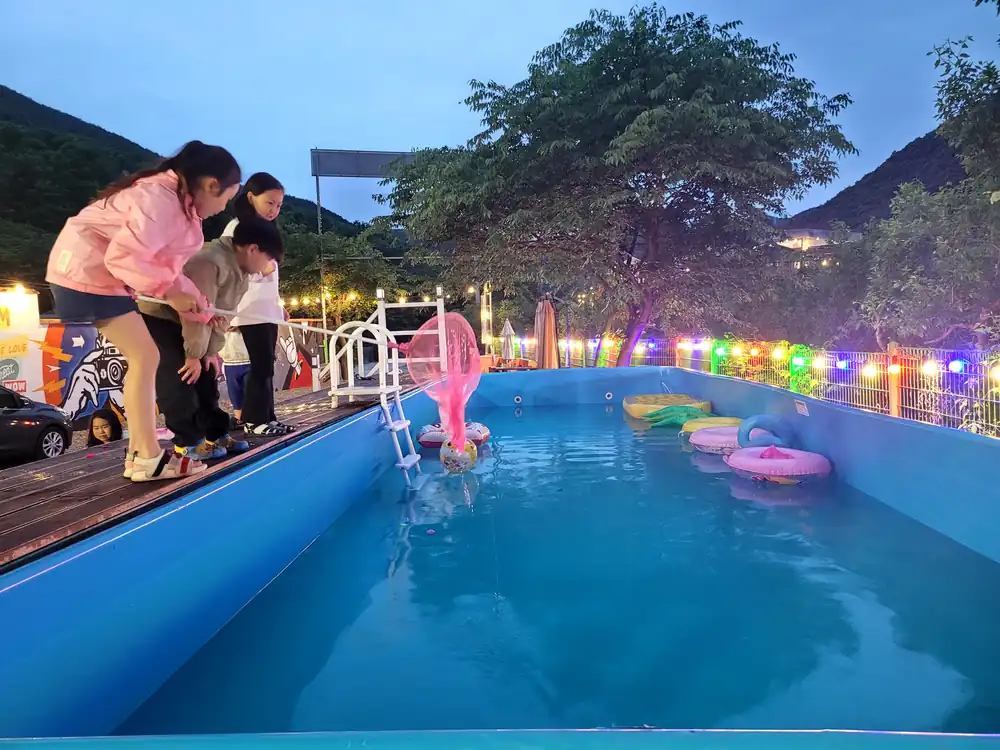 물소리새소리펜션 야외 수영장 전경