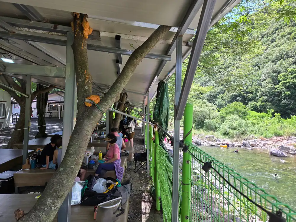 계곡 옆 휴식용 평상과 주변 산책 구역